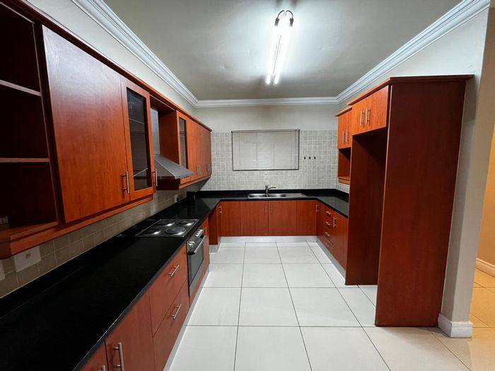 Worcester Central Apartment To Rent: 2 bedrooms, secure parking, balcony, town center views.