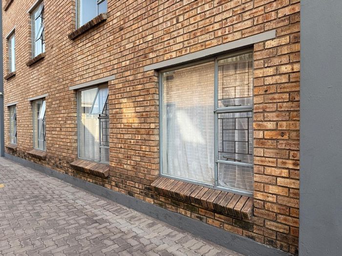 Flat for Sale in Vanderbijlpark Cw 5: 1 Bed, Secure Complex, Ideal Investment.