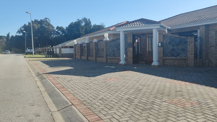 Kamma Heights House For Sale: 4 bedrooms, pool, pet-friendly garden, flatlet included.