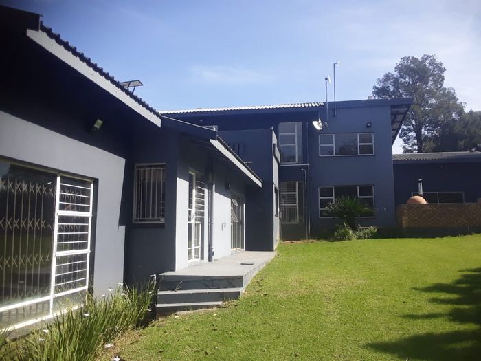 For Sale: 7-bedroom house in Gholfsig near golf course, spacious living.