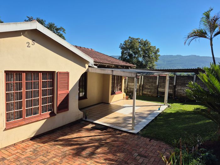 Signal Hill House For Sale: 3 Bedrooms, Pool, Spacious Yard, Secure Garage.