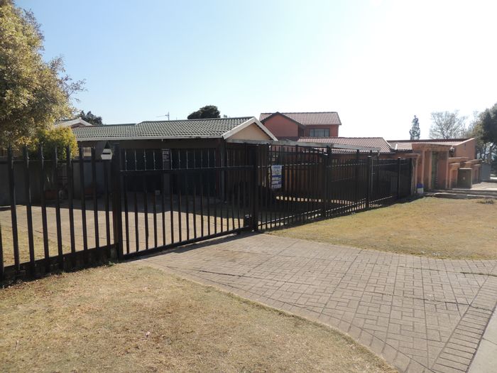 Elandspark House For Sale: 3 Bedrooms, spacious lounge, ample parking, and potential.
