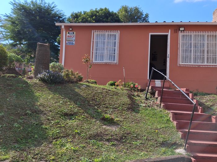 Bombay Heights House For Sale: Spacious yard, security features, ideal for expansion.