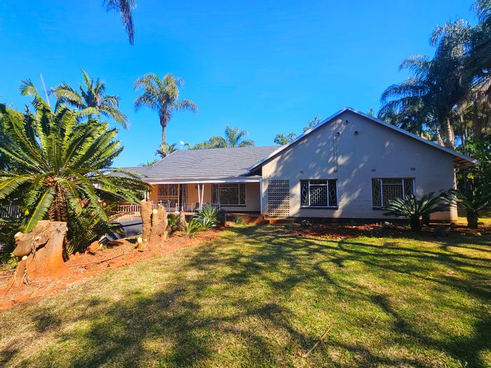 4-Bedroom House For Sale in Louis Trichardt Central with garden, study, and garage.