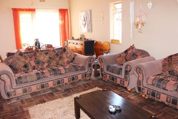 Georginia House For Sale: 3 Bedrooms, Cottage, Fireplace, Covered Parking for 4.