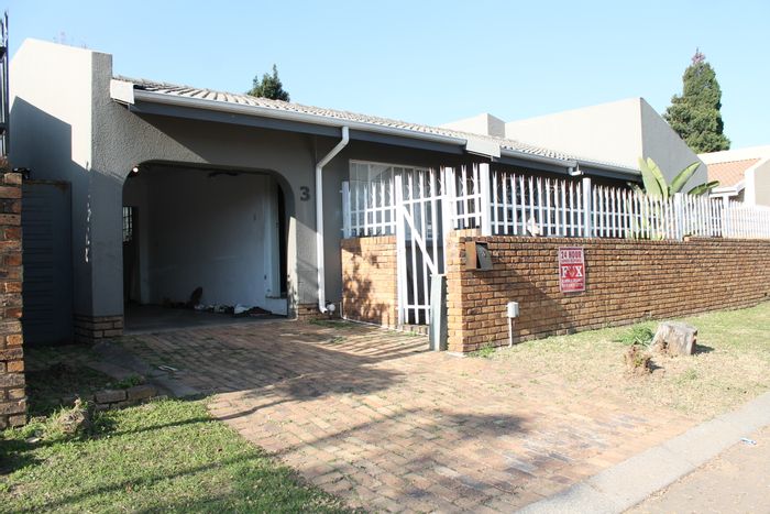 Mulbarton House For Sale: 3 bedrooms, garden, double garages, open-plan living.