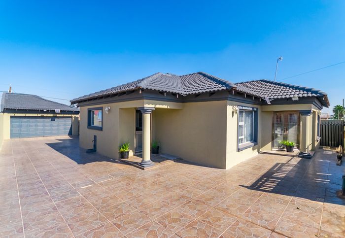 Kagiso House For Sale: 4 Bedrooms, gaming room, large yard, double garage.
