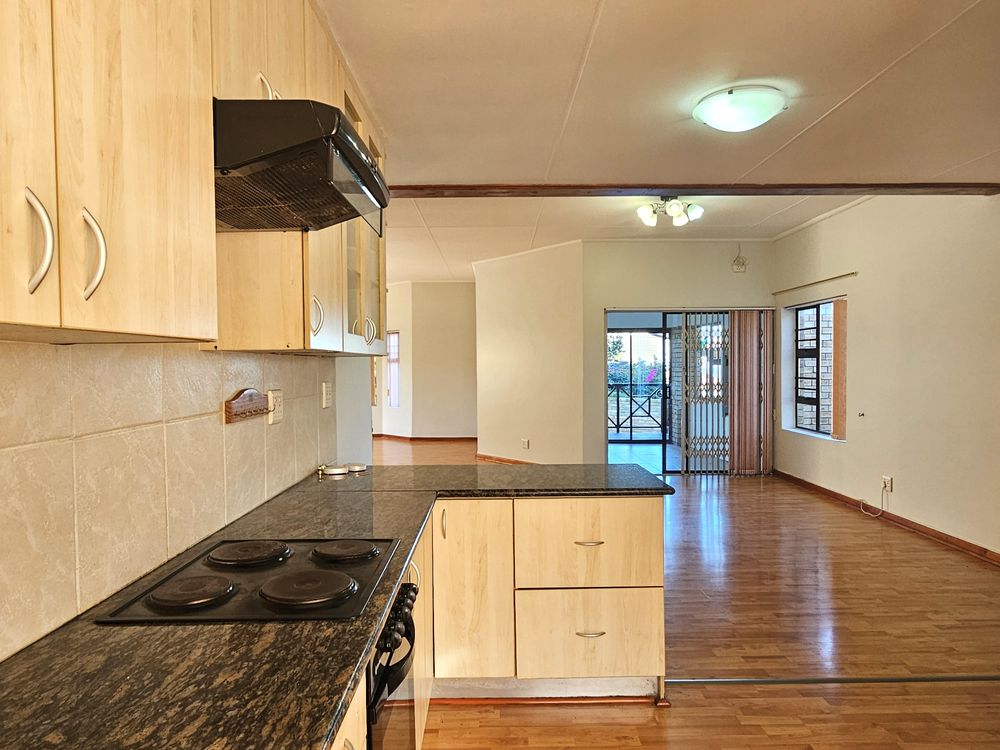 Built-in electrical stove with extractor fan