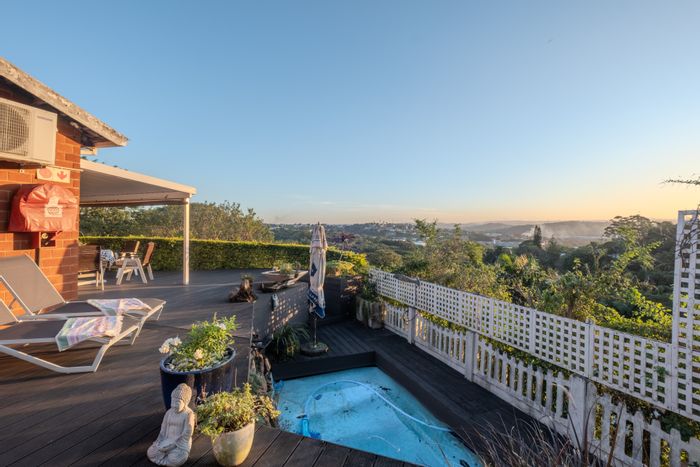 Glen Hills Townhouse For Sale: 2 beds, splash pool, secure parking, stunning views.