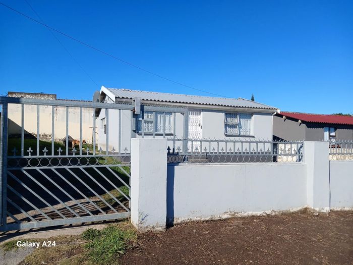 House for Sale in Mdantsane: 2 Bedrooms, spacious yard, close to amenities.