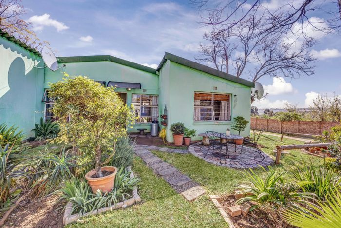 Bloubosrand Townhouse For Sale: 3-bed unit with community sports, secure living.