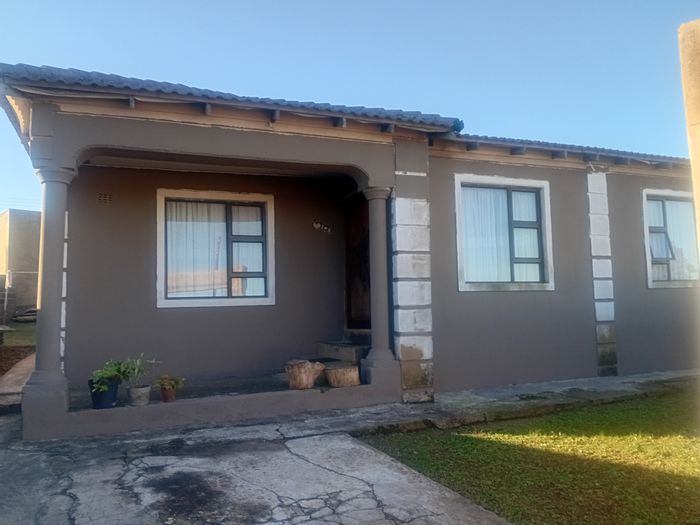 For Sale: House in Mdantsane Nu 8 with 3 bedrooms, parking, near amenities.