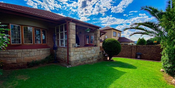 Kensington House For Sale: 3 beds, cottage, double garage, spacious living areas.