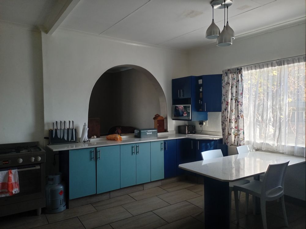 Kitchen with serving hatch