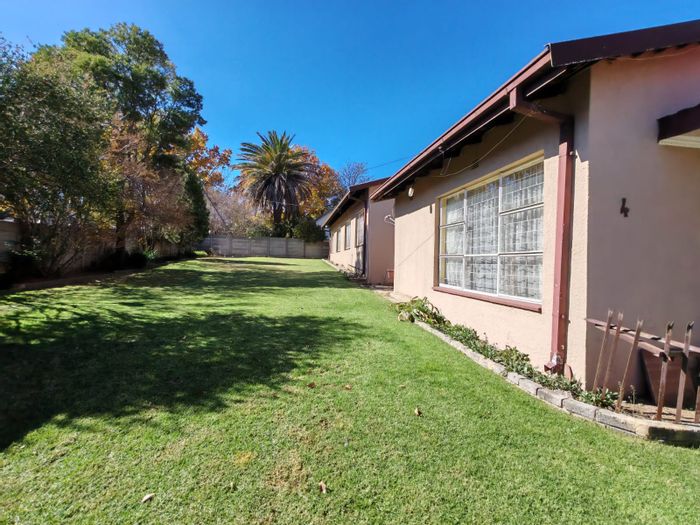 3-Bedroom House For Sale in Sasolburg Ext 10 with Solar Panels and Garden.