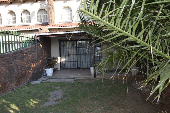 Townhouse for Sale in Boksburg South: Garden, built-in braai, lock-up garage.