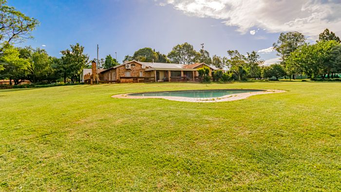 For Sale: Versatile Small Holding in Alewynspoort with Equestrian Facilities and Solar Power.