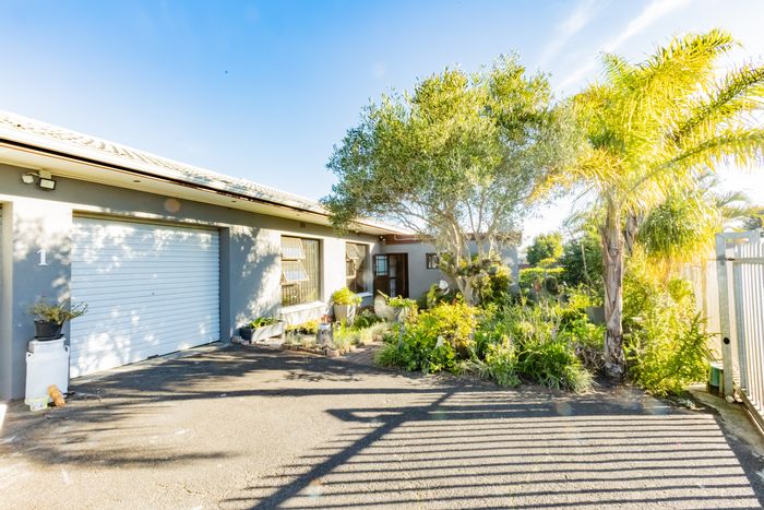 3-bedroom house in Sonnekuil for sale, featuring secure yard and ample parking.