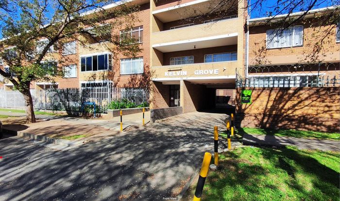 Benoni Central Townhouse For Sale: 2 beds, private garden, secure garage, great investment.
