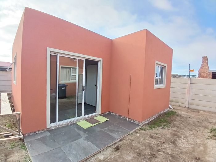 House To Rent in Parsonsvlei: Bachelor flat with gas amenities, secure parking.