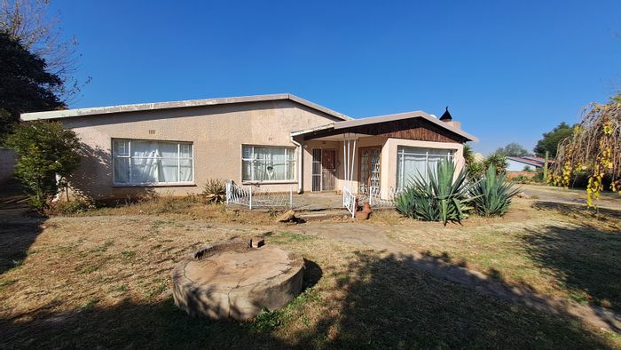 Rensburg House For Sale: 5 beds, 3 baths, 7 garages, pool, rental potential.