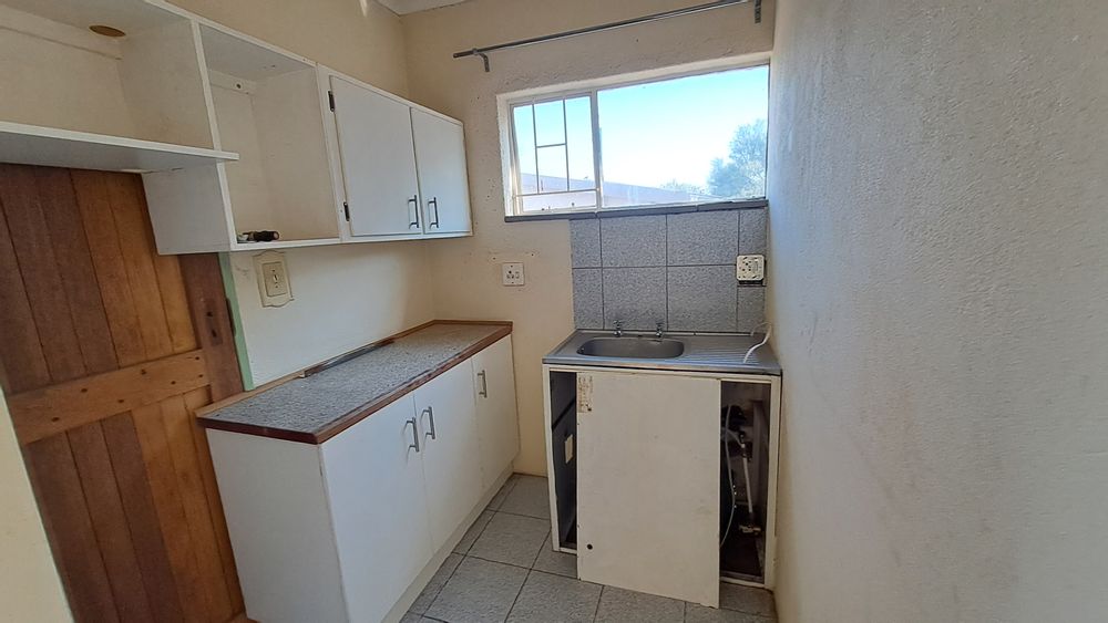 Bachelor unit kitchenette