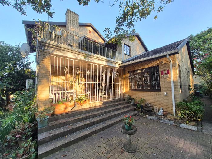 Chase Valley Townhouse For Sale: 3 beds, office, garage, patio, and courtyard.
