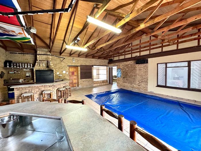 For Sale: House in Secunda Central with pool, flat, and ample parking.