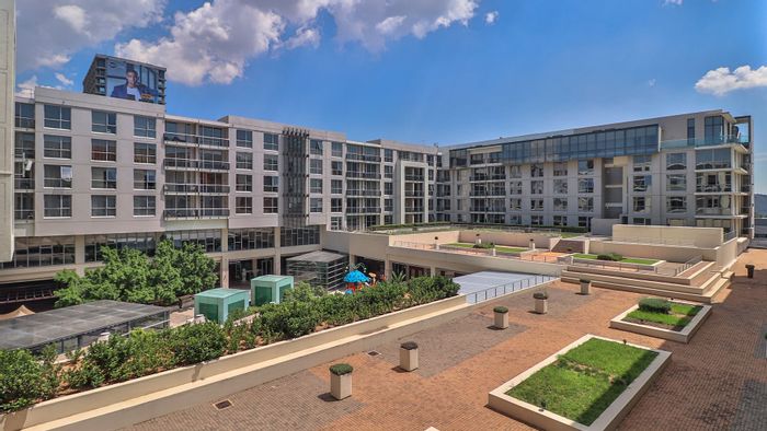 To Rent: Apartment in Bedford Gardens with 3 bedrooms, parking, and panoramic views.