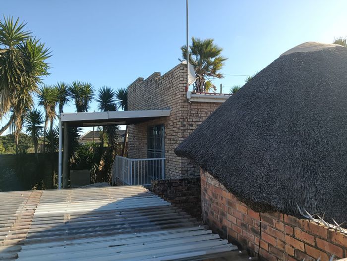 Gonubie House For Sale: Dual-living, pool, entertainment area, and flatlet.