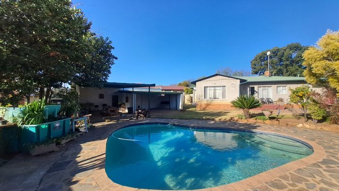 Heidelberg Ext 5 House For Sale: Pool, flatlet, borehole, solar panels, spacious garden.