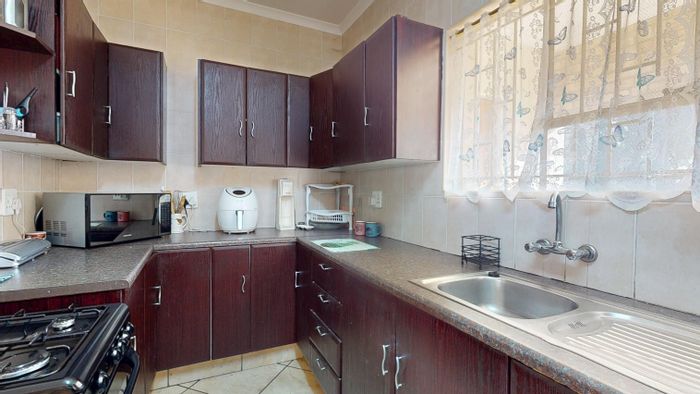 For Sale: 6-Bedroom House with Pool, Lapa, and Double Garages in Freeway Park.