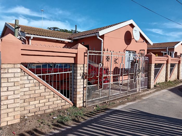 For Sale: House in Veeplaas with 2 bedrooms, flatlet, and secure environment.