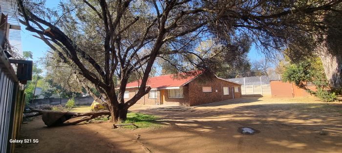 For Sale: 5-Bedroom House in Hatfield, near University sports ground, ideal for students.