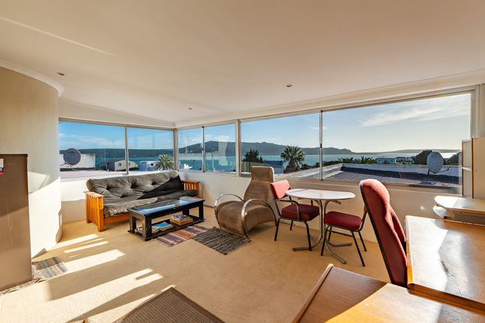 For Sale: Spacious 3-story house in Middedorp with lagoon views and rental potential.