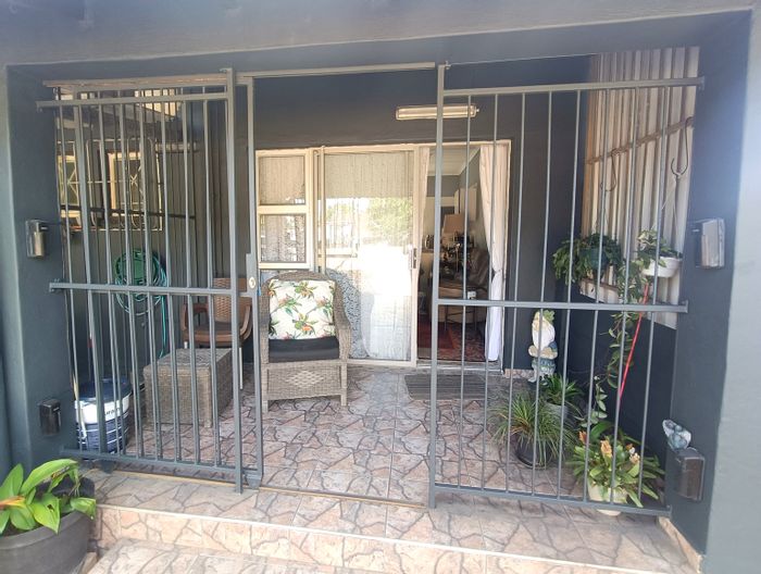 Cottage to Rent in Arboretum: Private entrance, 2 bedrooms, parking for 2.