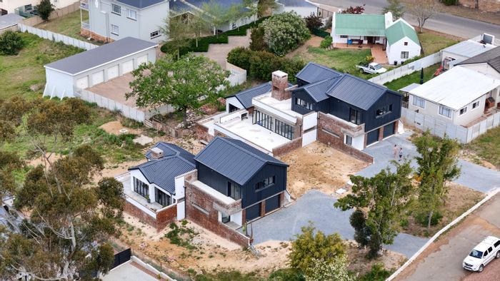 2-bedroom house for sale in Swellendam Central with double garage and mountain views.