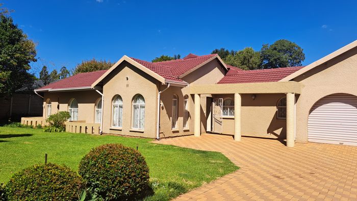 1 Bedroom Cottage To Rent in Roodekrans with separate entrance and covered parking.