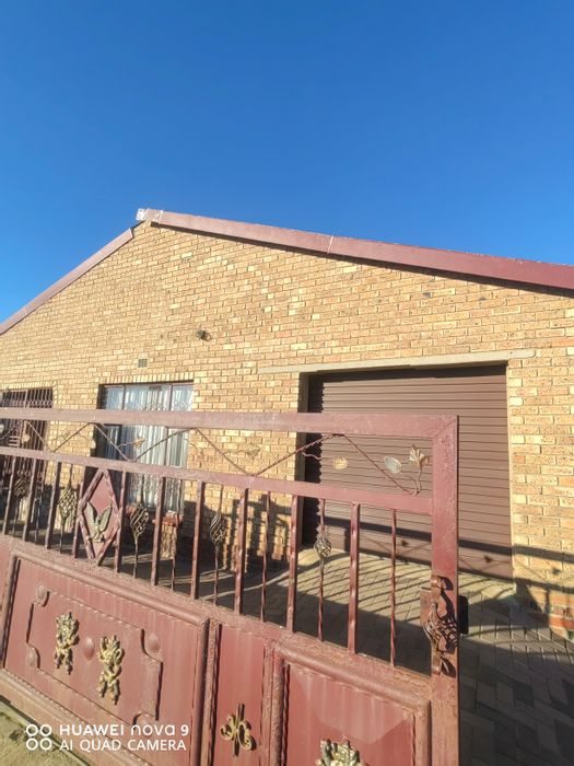 Emzinoni House For Sale: 3 Bedrooms, 2 Bathrooms, Garage, Extra Rooms Outside.