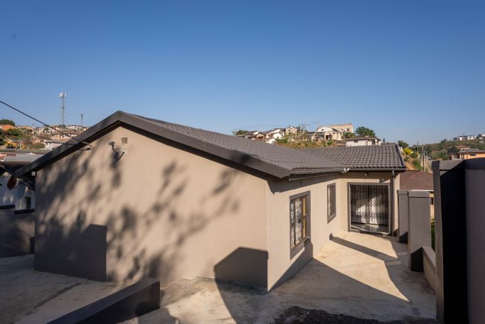 For Sale: Lovu House with 3 Bedrooms, Open Plan Living, Near Shopping and Beach.