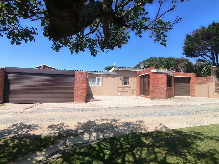 Seavale House For Sale: 3 beds, 2 baths, garage, beach access, hobby room.