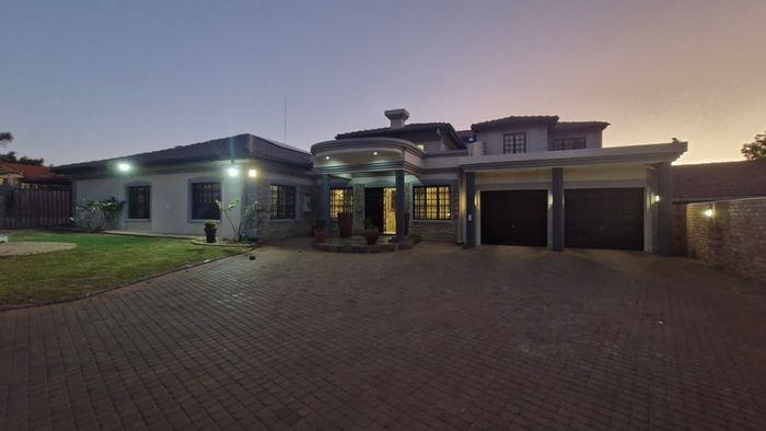 Eldoraigne House For Sale: 6 bedrooms, pool, triple garage, solar system.