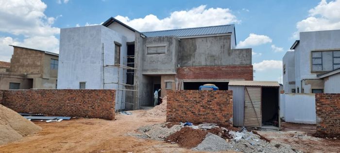 For Sale: House in Fountainbrook Estate with open-plan living, garden, and braai area.