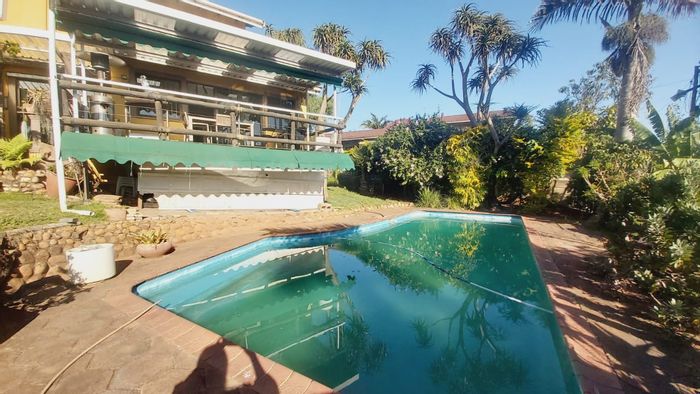 Bluff House For Sale: 3 beds, pool, lapa, security features, spacious yard.