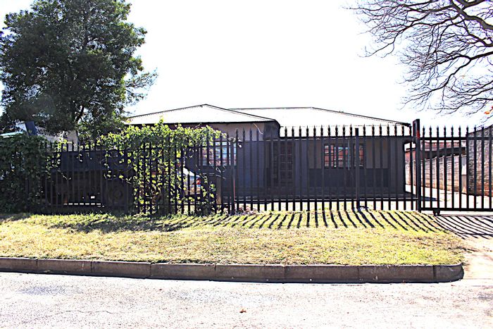 7-Bedroom House with Kitchenettes and Expansion Potential in Roodepoort West, For Sale.