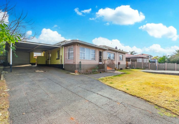 Florida House For Sale: 3 beds, 2 baths, double parking, close to amenities.