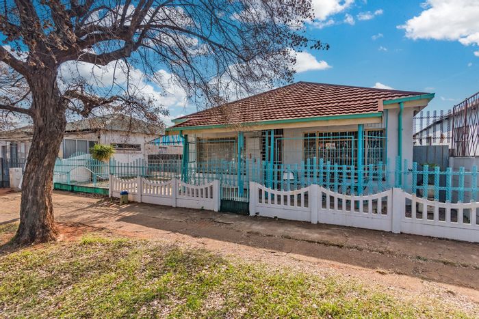 Burgershoop House For Sale: 3 Bedrooms, Pool, Potential Flatlet, Great Opportunity.