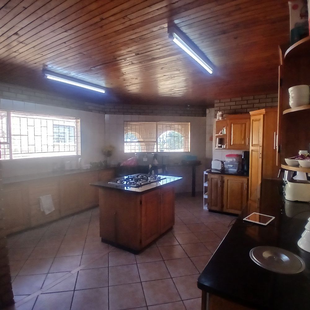 Kitchen with central gas hob