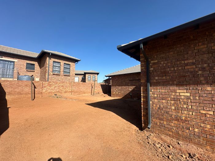 3-Bedroom House For Sale in Die Heuwel Ext 2 with security and parking.