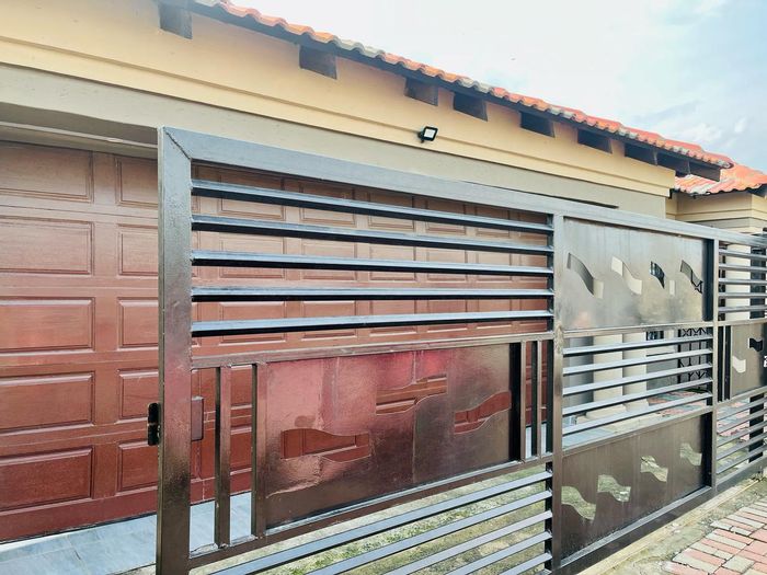 House for Sale in Embalenhle: 3 Bedrooms, Security, Solar Power, Ample Parking.